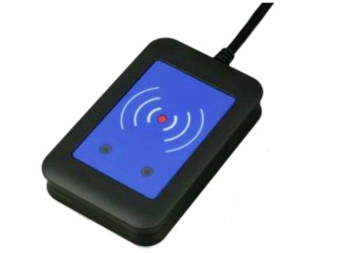 Ein schwarzer RFID-Leser mit blauer Vorderseite, der Signalwellen und einen kleinen roten Punkt in der Mitte zeigt, verbunden über ein Kabel.