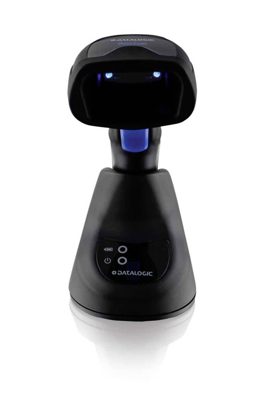 Ein Barcode-Scanner mit digitaler Anzeige, aufrecht auf seinem Ladegerät positioniert, mit blauer LED-Kontrollleuchte.