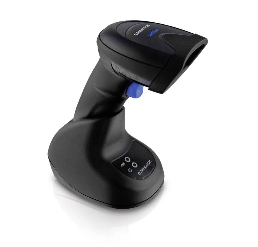 Ein schwarzer tragbarer Barcode-Scanner auf einem Ständer vor weißem Hintergrund, der seine Größe und ergonomisches Design zeigt.