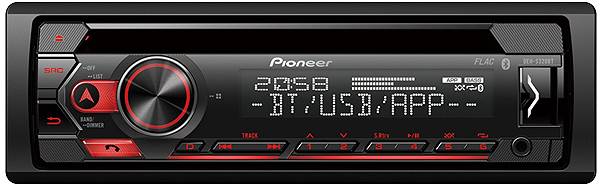Autoradio mit digitaler Anzeige, die "2:36 BT/USB/APP" zeigt, und roten Steuertasten. Der Markenname "Pioneer" ist sichtbar.
