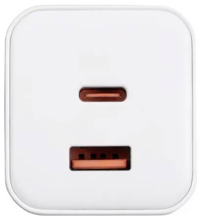 Ein weißes Wandladegerät mit einem USB-C-Anschluss oben und einem USB-A-Anschluss darunter, beide rot umrandet.