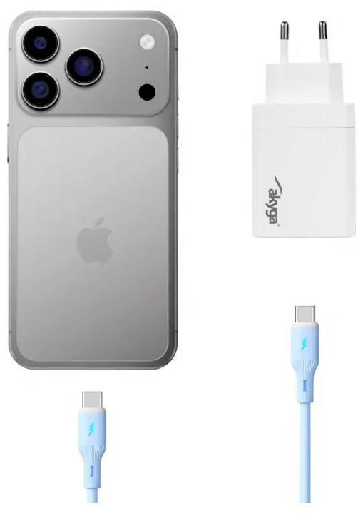 Ein silbernes Smartphone mit drei rückwärtigen Kameras, neben einem weißen USB-Wandladegerät und einem blauen USB-C-Kabel.