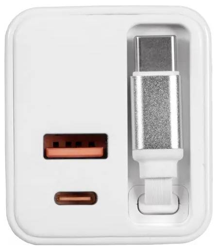 Ein weiß-silberner Stromadapter mit USB-A-Anschluss, USB-C-Anschluss und ausklappbarem Stecker, entworfen für kompakte Reisenutzung.