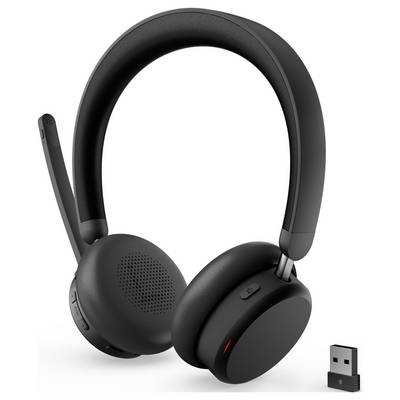 Schwarzes Overear-Wireless-Headset mit Boom-Mikrofon und USB-Dongle, gezeigt auf weißem Hintergrund.