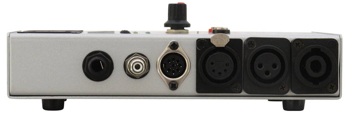 Eine silberne Audio-Schnittstelle mit verschiedenen Ein- und Ausgängen, einschließlich XLR- und MIDI-Anschlüssen, von hinten dargestellt.