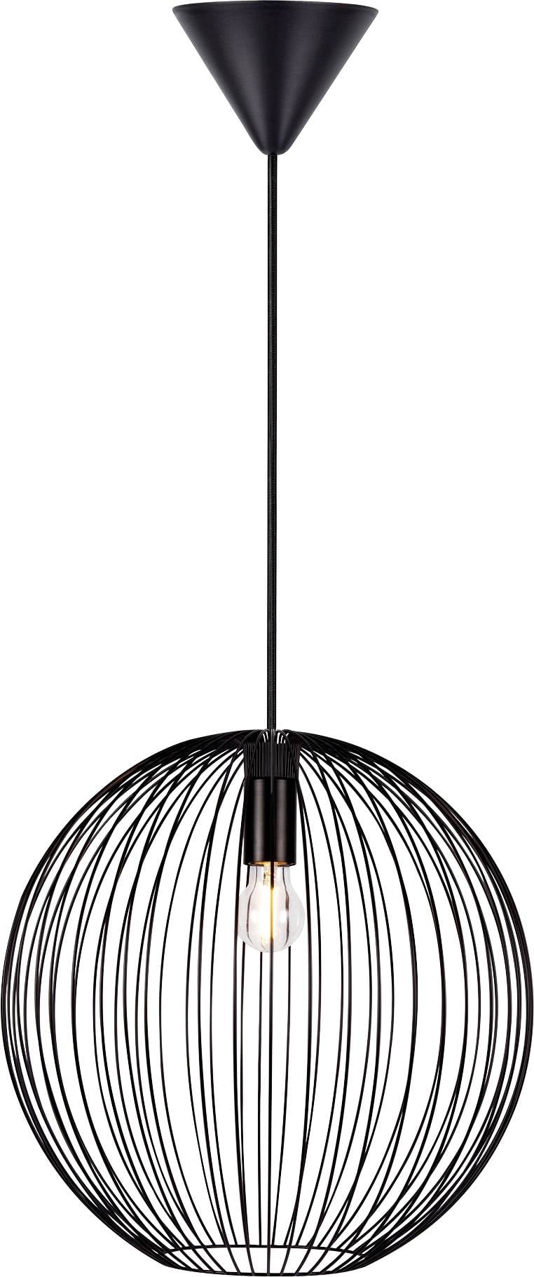 Eine moderne Pendelleuchte mit einem kugelförmigen, schwarzen Drahtgestell-Design, das eine einzelne freigelegte Glühbirne in der Mitte zeigt, hängend von einer Deckenleuchte.