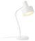Eine weiße Schreibtischlampe mit runder Basis und verstellbarem Arm, mit einem runden, nach unten gerichteten Schirm. Die Lampe hat ein minimalistisches Design.