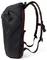 Ein Seitenprofil eines schwarzen Rucksacks mit roten Akzenten und verstellbaren Riemen. Der Rucksack hat ein schlankes Design und eine Vordertasche mit Reißverschluss.