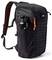 Ein schwarzer Rucksack mit rotem Innenfutter und einer Seitentasche, die eine schwarze Wasserflasche hält. Er hat gepolsterte Riemen, ein Gittermuster auf der Vorderseite und einen orangefarbenen Reißverschlusszipper.