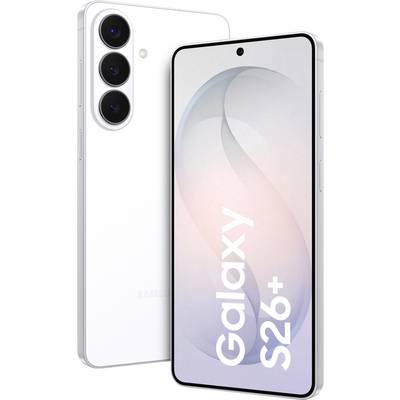 Weißes Smartphone mit drei rückseitigen Kameras wird neben seinem Bildschirm gezeigt, auf dem "Galaxy S26+" auf einem hellen abstrakten Hintergrund angezeigt wird.