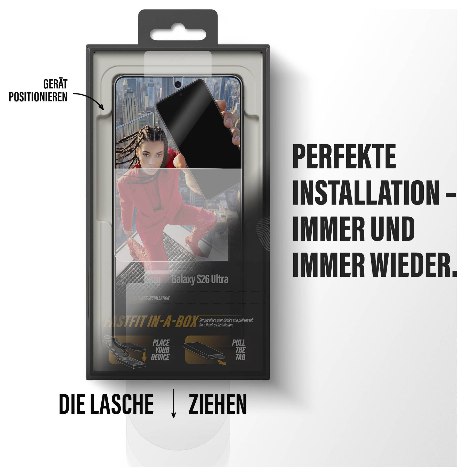 Transparente Handyhülle mit kreisförmigem MagSafe-Design, drei Kameraobjektivschutzvorrichtungen und Displayschutzfolie, präsentiert auf weißem Hintergrund.