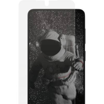 „Astronaut im Raumanzug, schwebend vor einem Sternenhimmel auf einem Smartphone-Bildschirm, teilweise von einer Displayschutzfolie bedeckt."