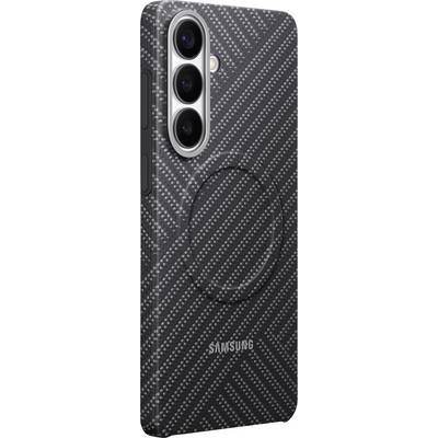 Ein Samsung-Falttelefon in einer dunklen, strukturierten Schutzhülle, das sein dreifaches Kameraset-up auf der Rückseite zur Schau stellt.