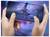 Hände, die ein Smartphone halten, auf dem ein Videospiel mit einer futuristischen Figur in neonbeleuchteter Umgebung angezeigt wird.