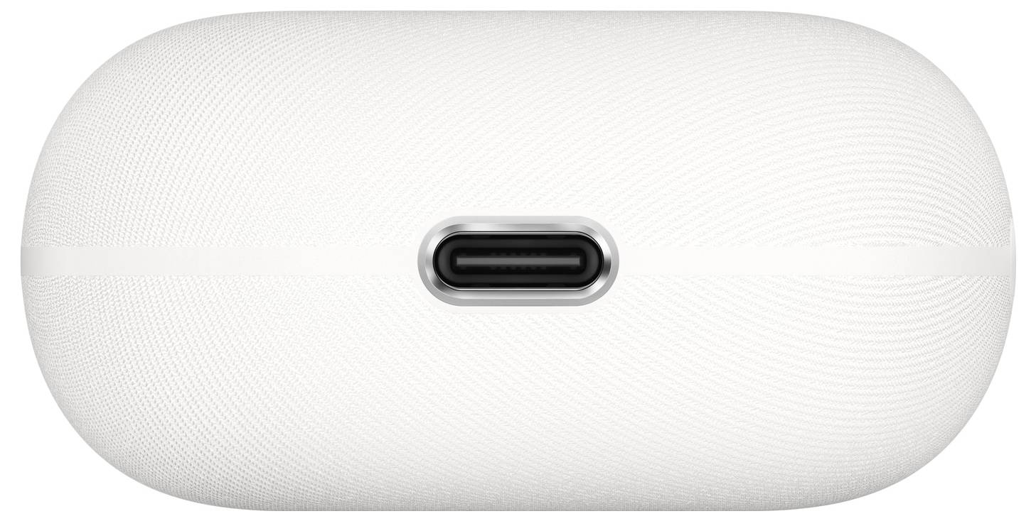 Das Bild zeigt den USB-C-Ladeanschluss auf der Unterseite eines weißen Apple-AirPods-Pro-Gehäuses.