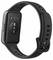 Eine schwarze Smartwatch, die die Rückseite mit Herzfrequenzsensor, Seitentaste und verstellbarem Armband zeigt.
