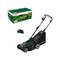 Ein Bosch-Elektrorasenmäher mit Grassammelbehälter und ergonomischem Griff. Die Kartonverpackung im Hintergrund zeigt die Produktmerkmale.