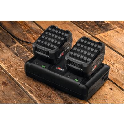 „Ein Dual-Port-Batterieladegerät mit zwei Batterien, platziert auf einer Holzoberfläche. Das Ladegerät hat LED-Anzeigen, die den Ladestatus anzeigen."