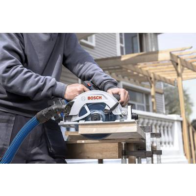 Eine Person, die eine Bosch-Kreissäge verwendet, um ein Stück Holz auf einem Ständer im Freien zu schneiden, mit einer teilweise fertiggestellten Pergola im Hintergrund.
