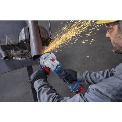 Eine Person in Schutzausrüstung benutzt einen Winkelschleifer zum Schneiden von Metall, wobei Funken fliegen. Schutzbrille und Handschuhe werden zum Schutz getragen.