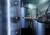 Ein elektrischer Bohrschrauber nähert sich einer metallischen Oberfläche mit eingesetzten Schrauben, was auf eine industrielle oder Baustelle hindeutet.