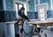 Eine Person arbeitet mit einem Elektrowerkzeug auf einer Arbeitsplatte in einem teilweise renovierten Zimmer und trägt Schutzausrüstung wie Schutzbrille und Gehörschutz.