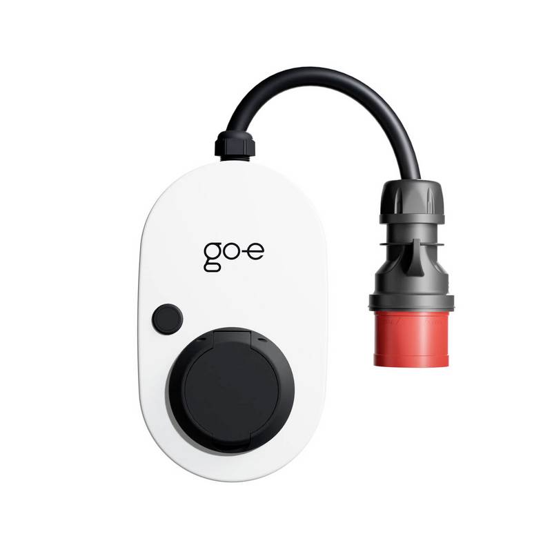 Ein Elektrofahrzeug-Ladegerät mit weißem Gehäuse, schwarzem Anschluss und rotem Stecker. Das Gerät zeigt die Aufschrift „go-e" auf seiner Oberfläche.
