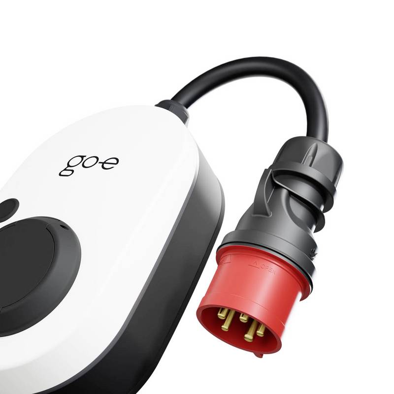 Ein weiß-schwarzes Elektrofahrzeug-Ladegerät mit dem Markennamen „go-e" oben. Es verfügt über einen roten Stecker-Connector auf der rechten Seite.