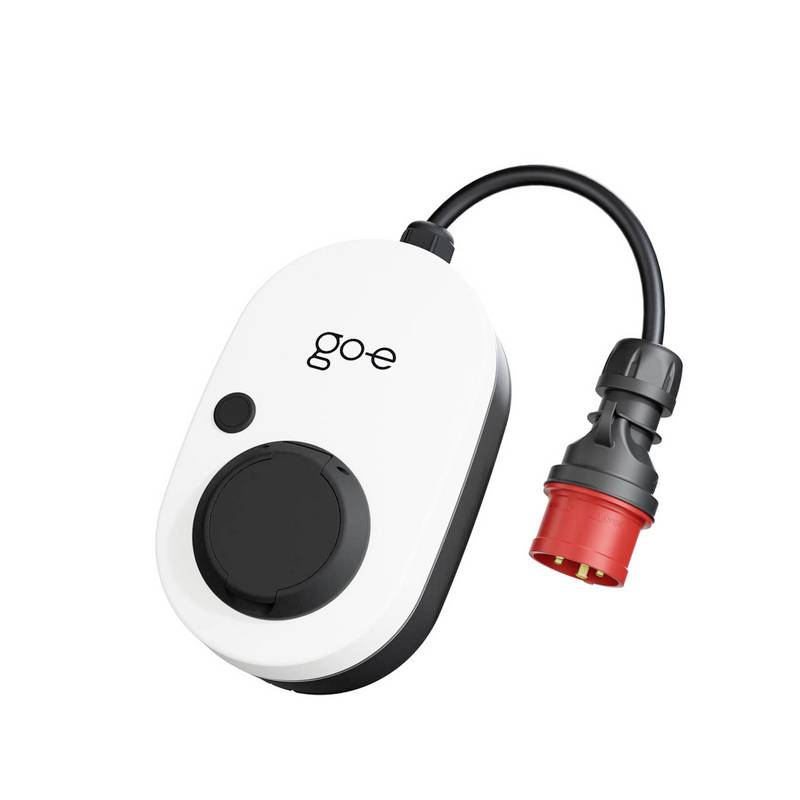 Tragbares weißes Elektrofahrzeug-Ladegerät mit schwarzem Kabel und rotem Steckende, das den Markennamen „go-e" auf der Oberfläche zeigt.