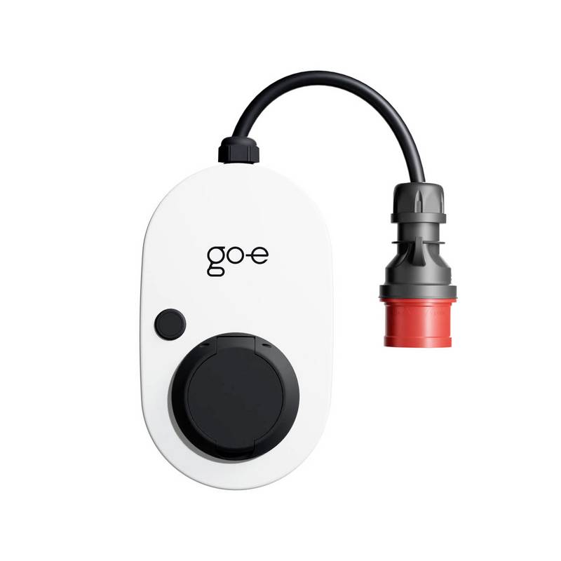 Ein weißes Ladegerät mit der Aufschrift 'go-e', ausgestattet mit einem Kabel und Steckverbinder, entwickelt für Elektrofahrzeuge.