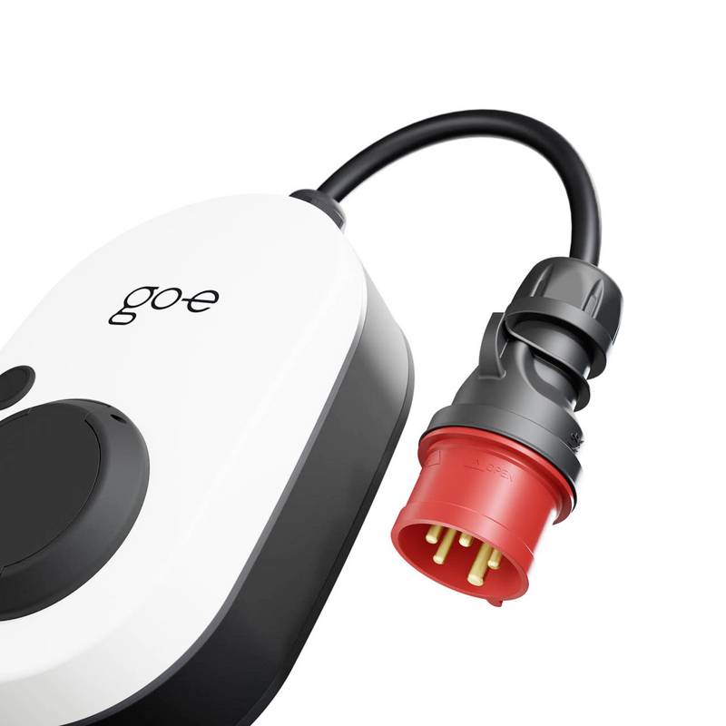 Elektrofahrzeug-Ladegerät mit rotem Stecker-Anschluss, Marke „go-e", das ein elegantes Design für die Heimnutzung zeigt.