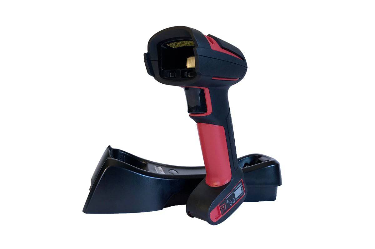 Ein tragbarer Barcode-Scanner mit rotem und schwarzem Design, der in seiner Ladestation ruht.