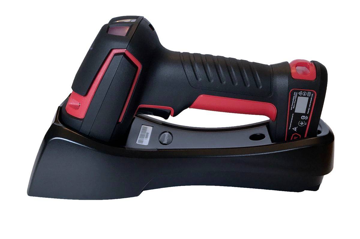 Ein tragbarer Barcode-Scanner mit schwarz-rotem Design, der auf seiner Ladestation platziert ist.