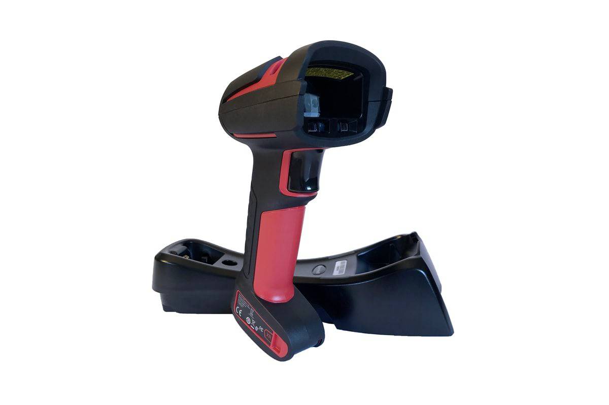 Ein rot und schwarz gehaltener tragbarer Barcode-Scanner, der auf seiner Ladestation ruht und für industrielle oder Einzelhandelszwecke konzipiert ist.