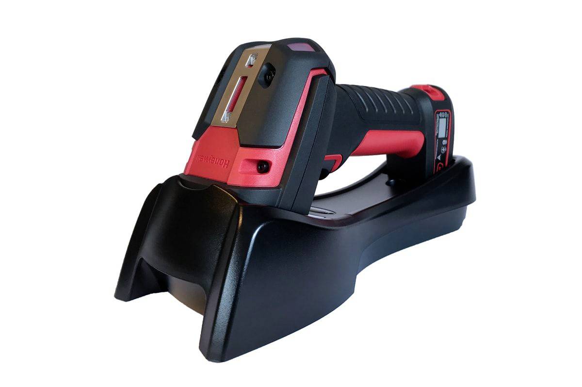 Ein roter und schwarzer tragbarer Scanner, der auf einer Ladestation ruht und für Barcode-Scan-Aufgaben konzipiert ist.