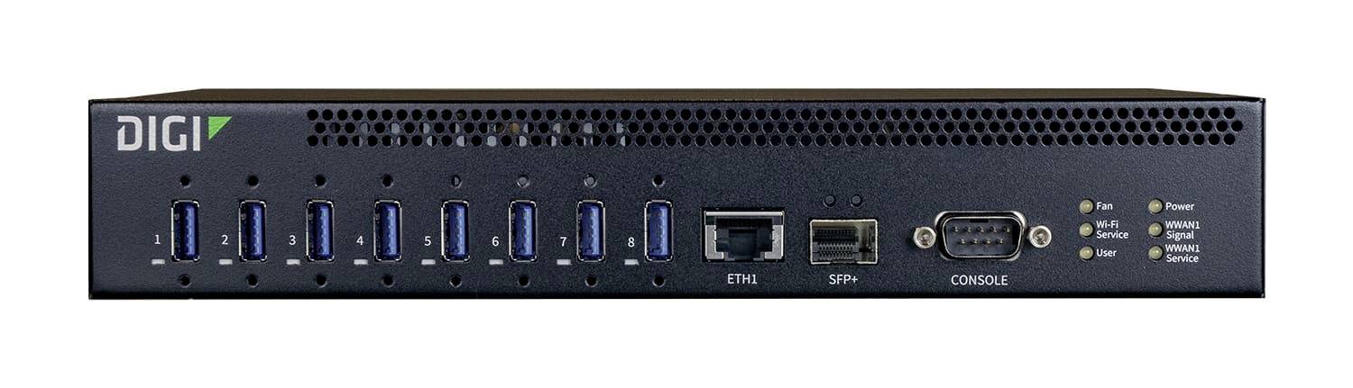 'Frontansicht eines Digi-Netzwerkgeräts mit mehreren USB-Anschlüssen, einem Ethernet-Anschluss, einem SFP-Anschluss und einem Konsolenstecker für Datenkonnektivität.'