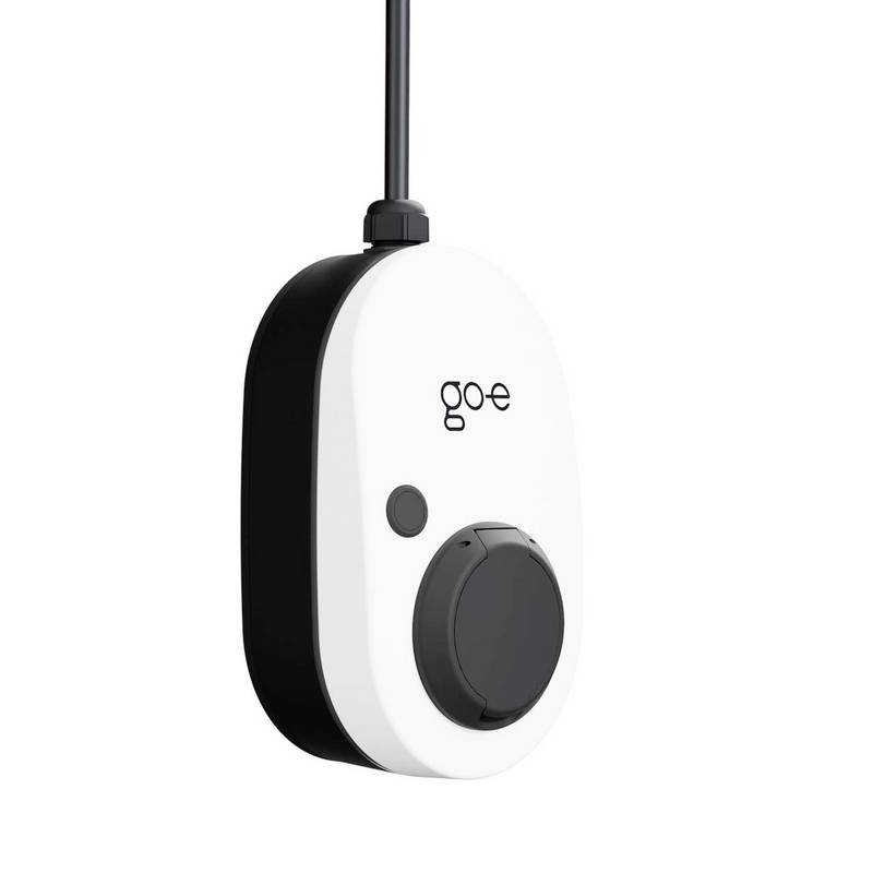 Ladestation für Elektrofahrzeuge mit schwarzem Kabel und weißem ovalem Gehäuse, gekennzeichnet mit „go-e".