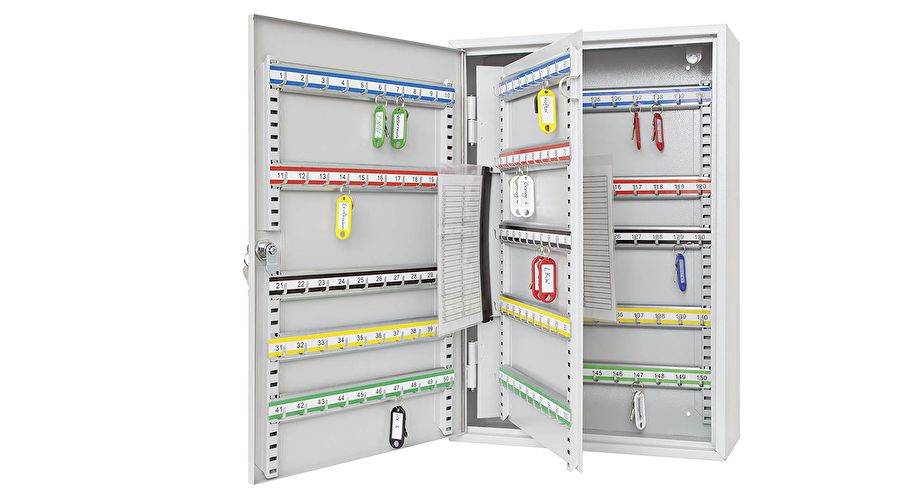 Ein Metallschlüsselschrank mit offenen Türen, auf denen farbcodierte Schlüsseletiketten an Haken angebracht sind, organisiert nach blauen, grünen, gelben und roten Abschnitten.