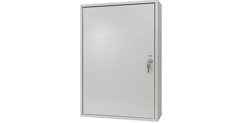 Ein rechteckiger Metalllagerschrank mit einem Schlüsselbeschluss auf der rechten Seite, von vorne betrachtet. Die Oberfläche ist schlicht und hellgrau.