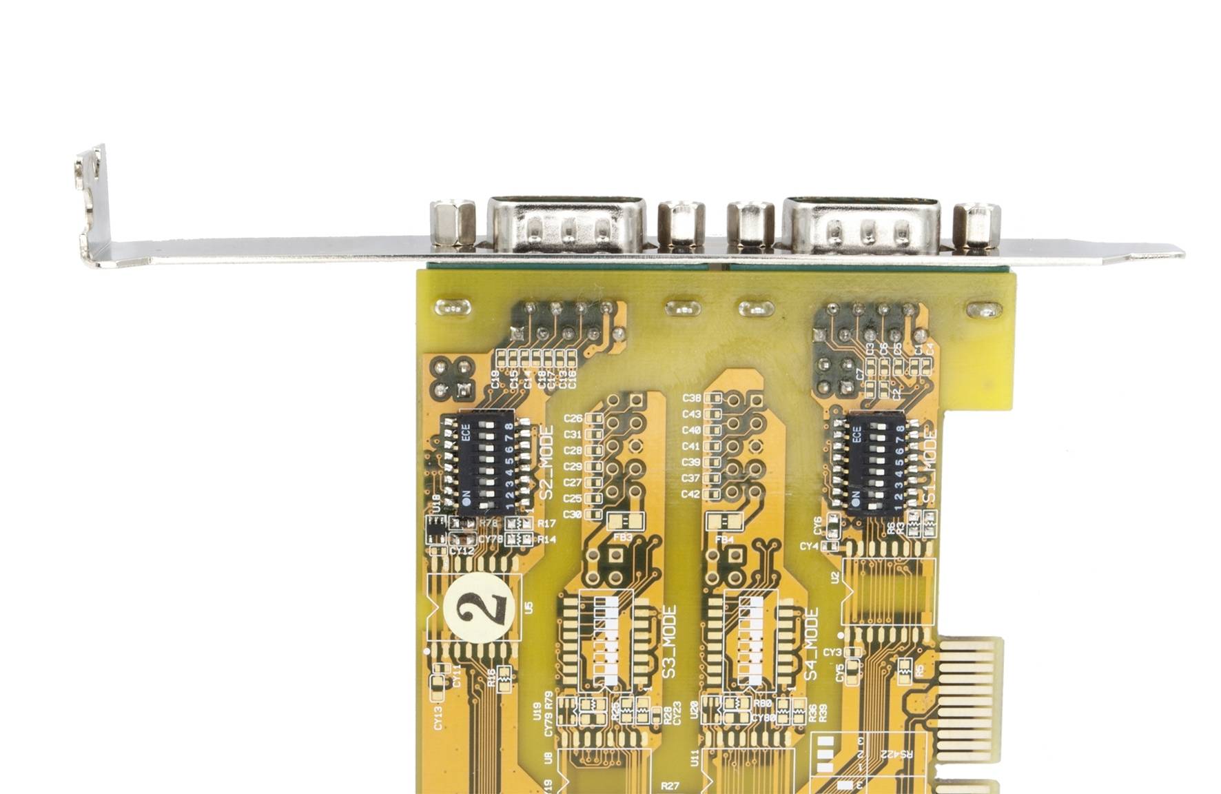 Nahaufnahme einer gelben Leiterplatte mit elektronischen Komponenten und zwei USB-Anschlüssen. Die Platine ist vertikal vor einem weißen Hintergrund positioniert.