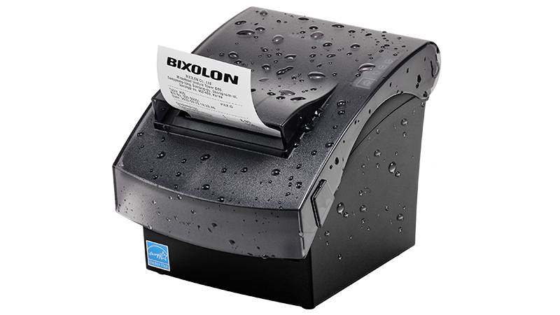 Ein schwarzer Drucker mit Wassertropfen auf der Oberfläche, der einen Beleg mit sichtbarem "BIXOLON" druckt, was auf Wasserbeständigkeit hindeutet.
