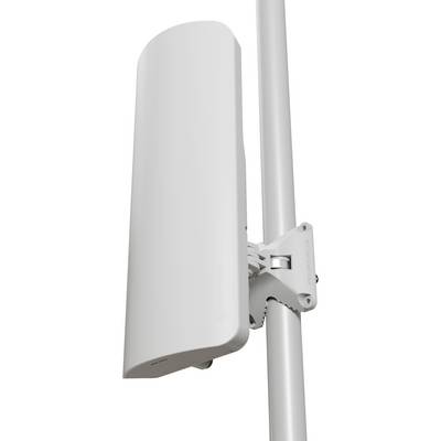 Eine weiße, rechteckige Außenantenne ist vertikal an einem Mast montiert und für die drahtlose Kommunikation ausgelegt.