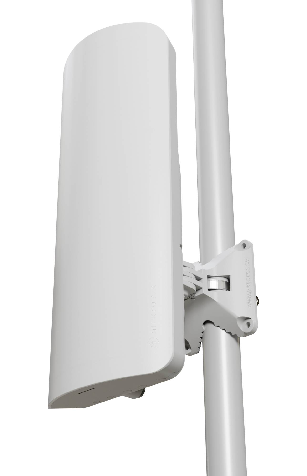 Eine weiße vertikale Antenne, die auf einem Mast montiert ist, für den Außeneinsatz ausgelegt, in einer Nahaufnahme gegen einen weißen Hintergrund dargestellt.