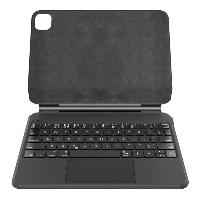 Ein Tablet mit einer Tastaturhülle wird geöffnet angezeigt und zeigt ein QWERTY-Layout und einen Schlitz für ein Gerät. Die Abdeckung ist dunkel und die Textur wirkt glatt.