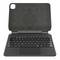 Ein Tablet mit einer Tastaturhülle wird geöffnet angezeigt und zeigt ein QWERTY-Layout und einen Schlitz für ein Gerät. Die Abdeckung ist dunkel und die Textur wirkt glatt.