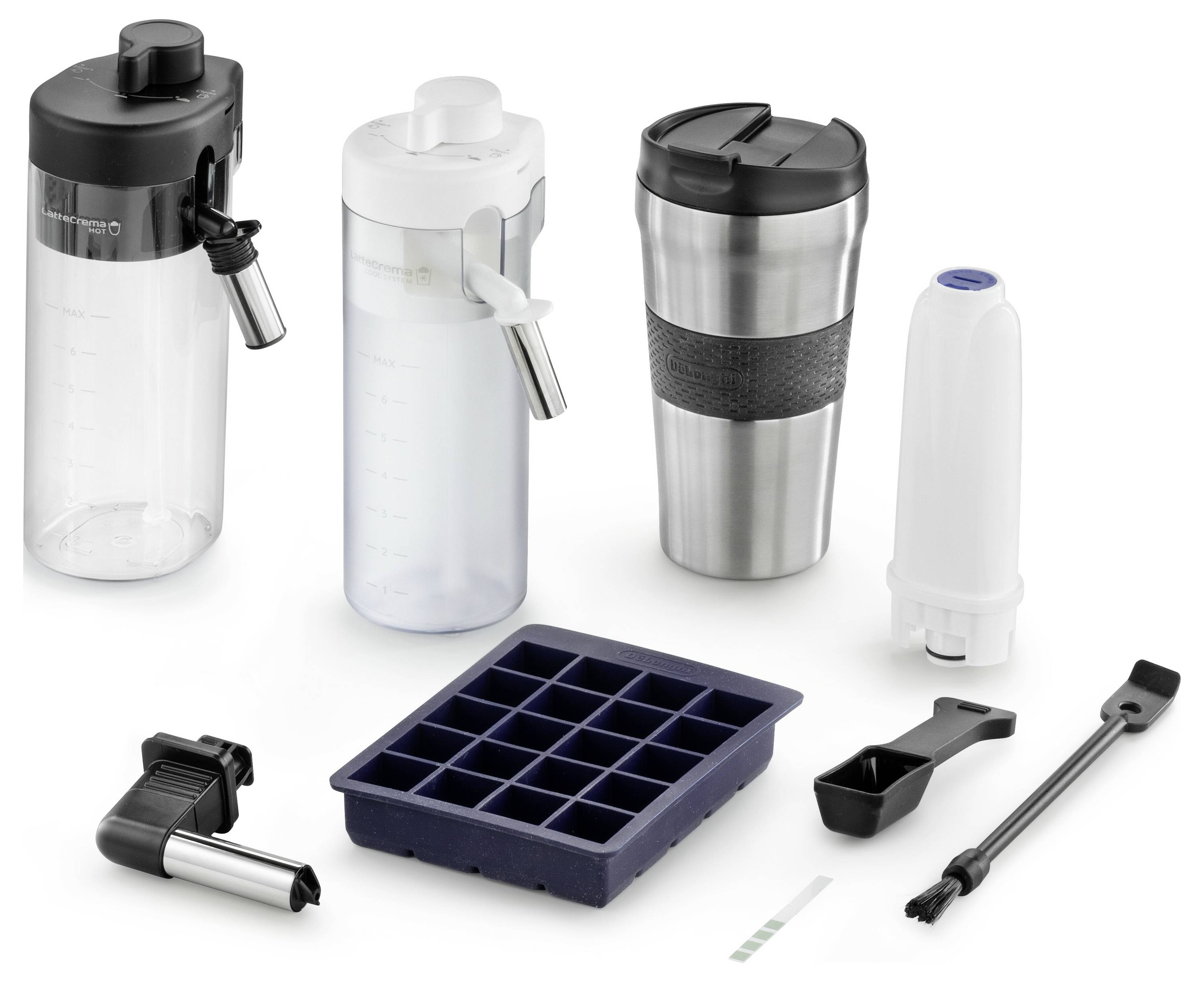Teile eines Keurig-Milchaufschäumers und eines Kaffeemaschinenreinigers, einschließlich Kannen, Filtern und Zubehör, sind auf einer Oberfläche angeordnet.