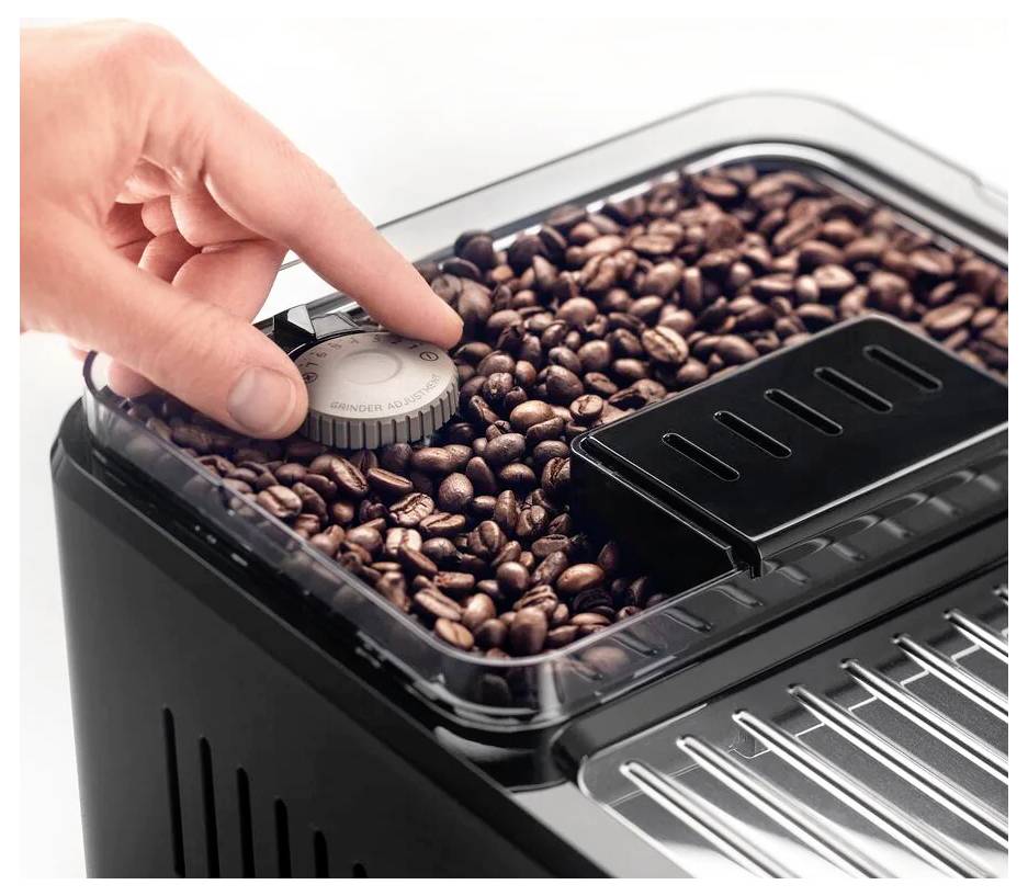 Eine Hand stellt den Mahlgradregler an einer mit Kaffeebohnen gefüllten Kaffeemühle ein und hebt damit die Anpassungsfunktion des Geräts hervor.