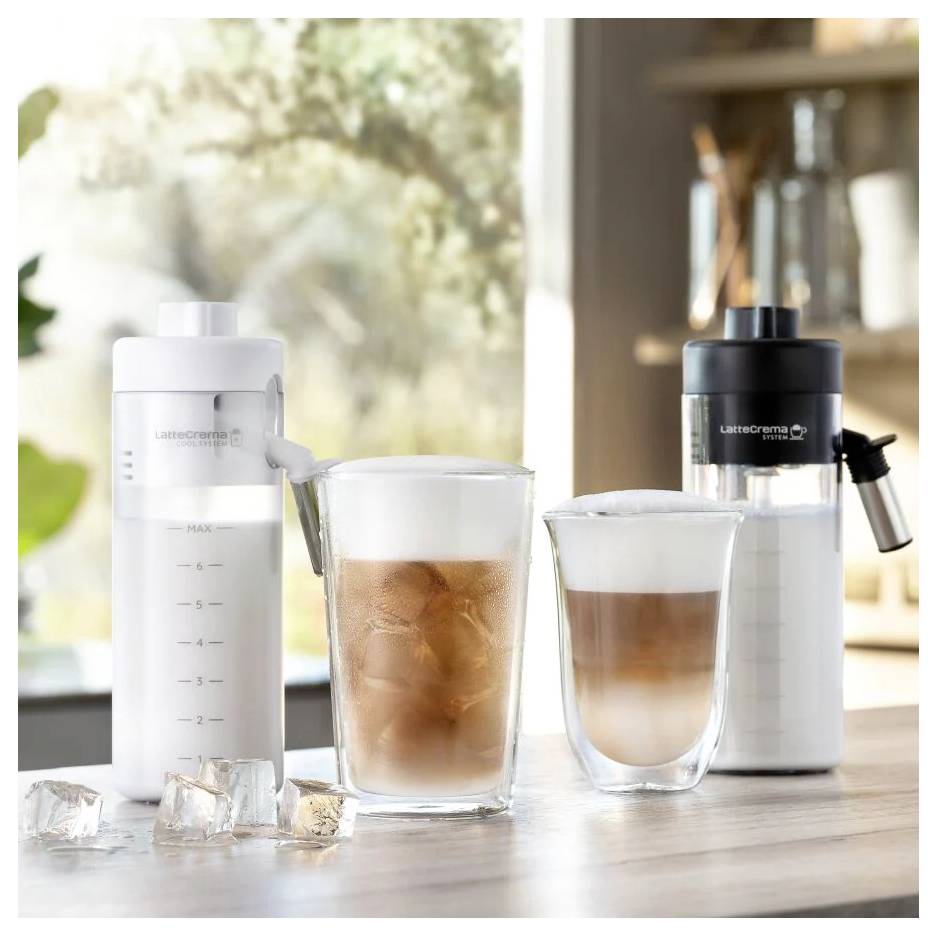 Drei Gläser mit eisgekühltem und heißem Kaffee, umgeben von Eiswürfeln, neben zwei Milchaufschäumern auf einer Küchenarbeitsplatte, mit sonnig beleuchttem Hintergrund.