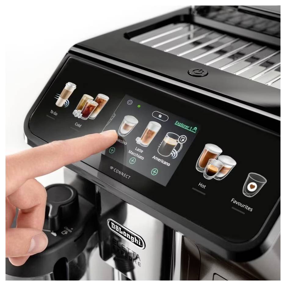 Fingerkuppe drückt auf den Touchscreen einer Kaffeemaschine, die Optionen für Cappuccino, Latte Macchiato, Americano anzeigt. In der Nähe befinden sich Getränkesymbole.