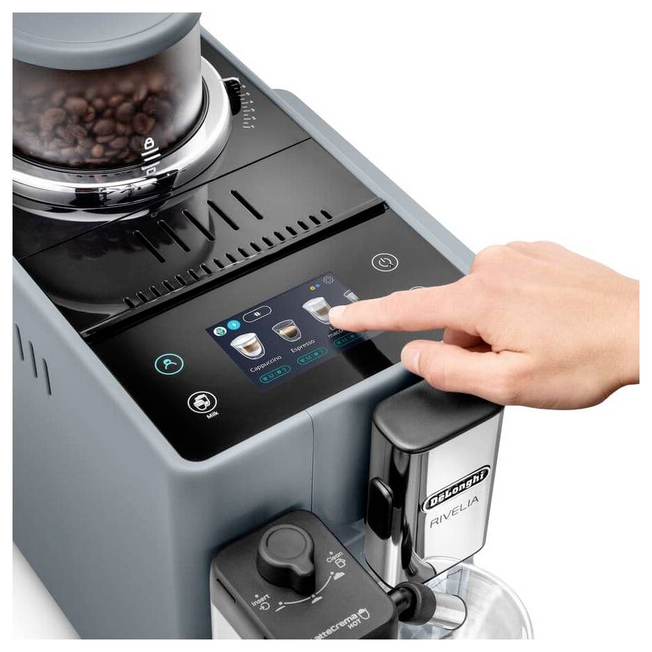 Eine Hand drückt einen Knopf auf einer Kaffeemaschine mit einem digitalen Touchscreen, auf dem Optionen für verschiedene Kaffeesorten angezeigt werden.